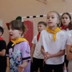 На каникулах — в школу