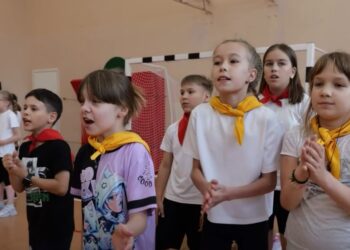 На каникулах — в школу